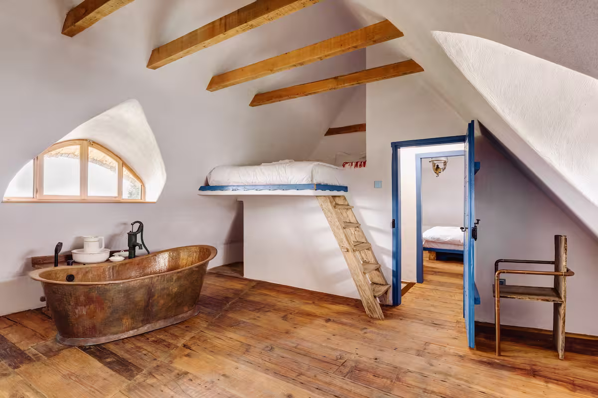 Casa Muzeu — Muzeu la parter, camere la etaj 3